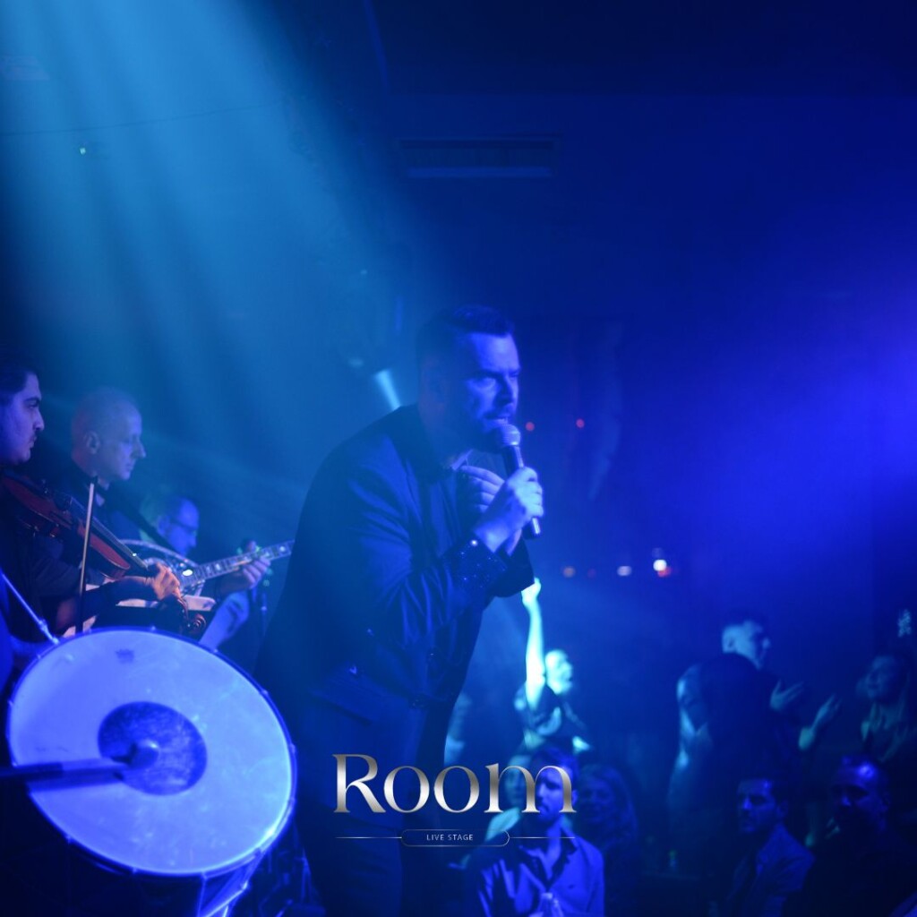 465815293_122119915736531862_2655589651430844652_n-1024x1024 Room Live Stage Θεσσαλονίκη Χρύσπα