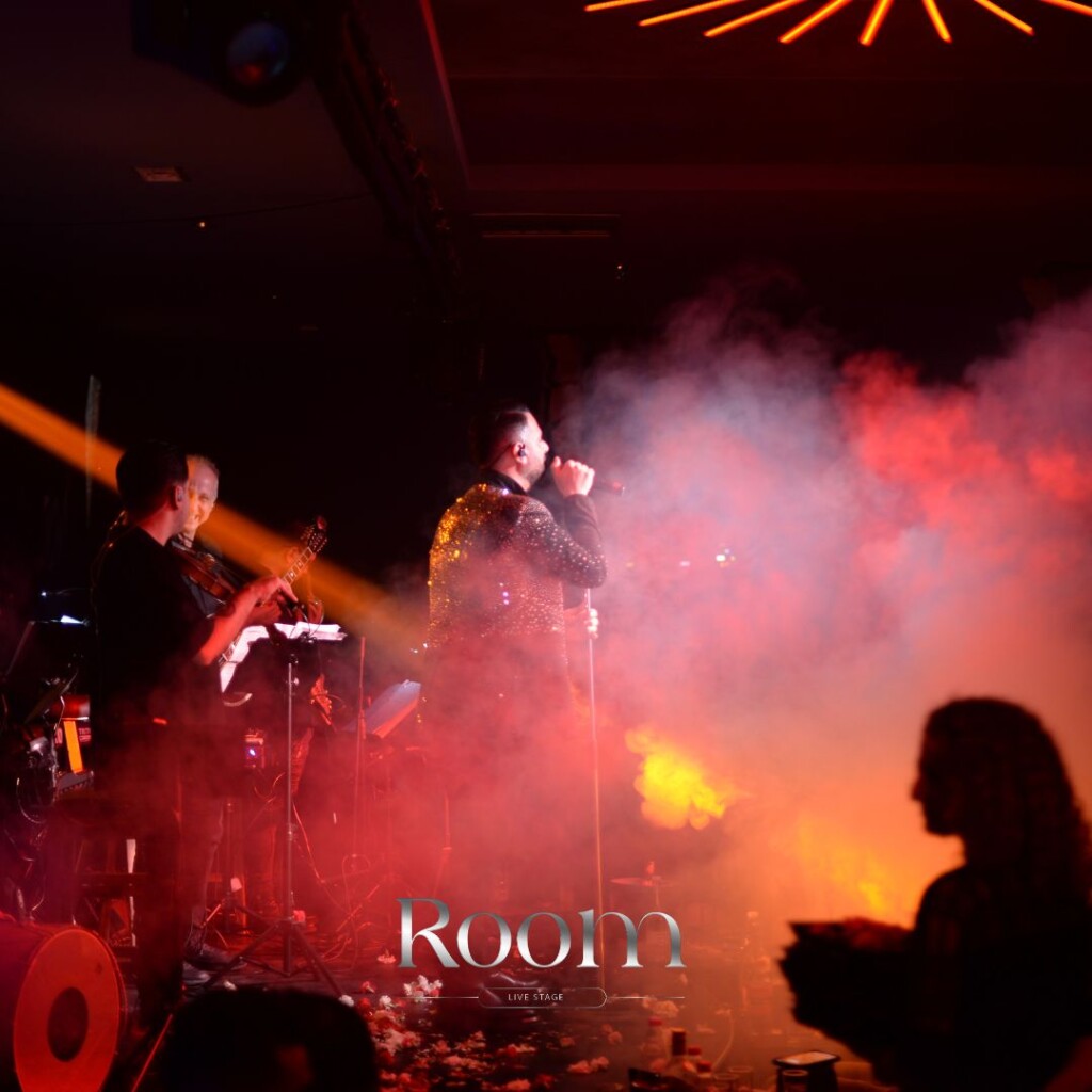 465891940_122119915742531862_5413636446660908342_n-1024x1024 Room Live Stage Θεσσαλονίκη Χρύσπα