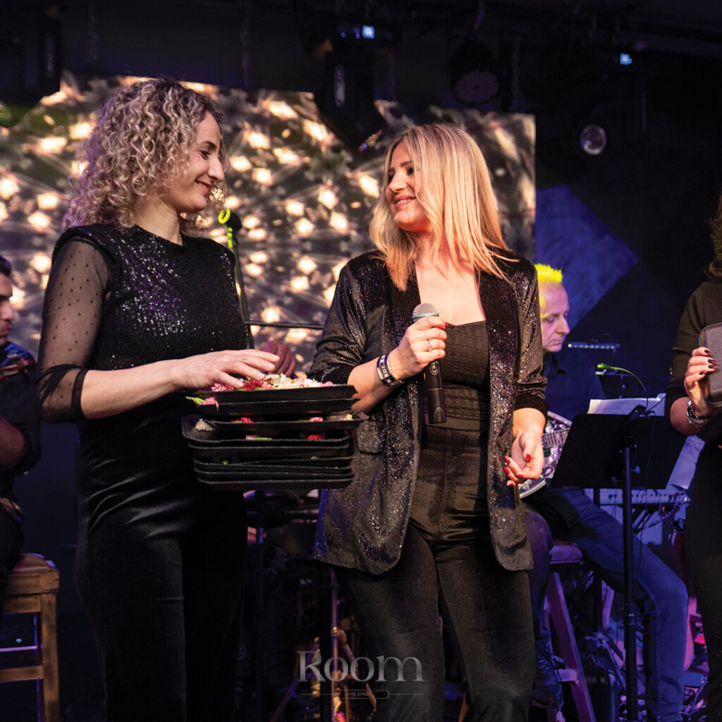 468646663_122124042818531862_930447709073652001_n-1024x1024 Room Live Stage Θεσσαλονίκη Χρύσπα