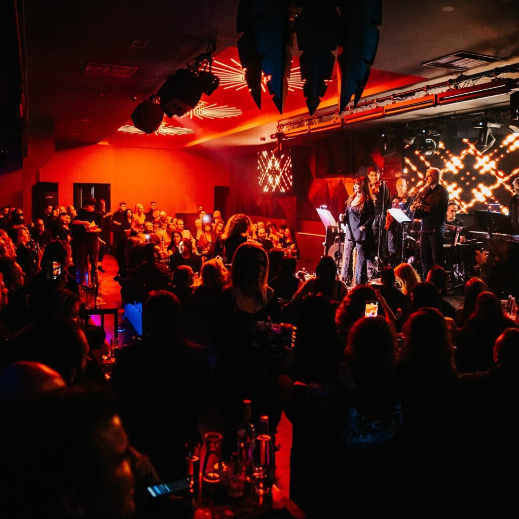 475267296_122134685498531862_7483455777062654190_n-1024x1024 Room Live Stage Θεσσαλονίκη Χρύσπα
