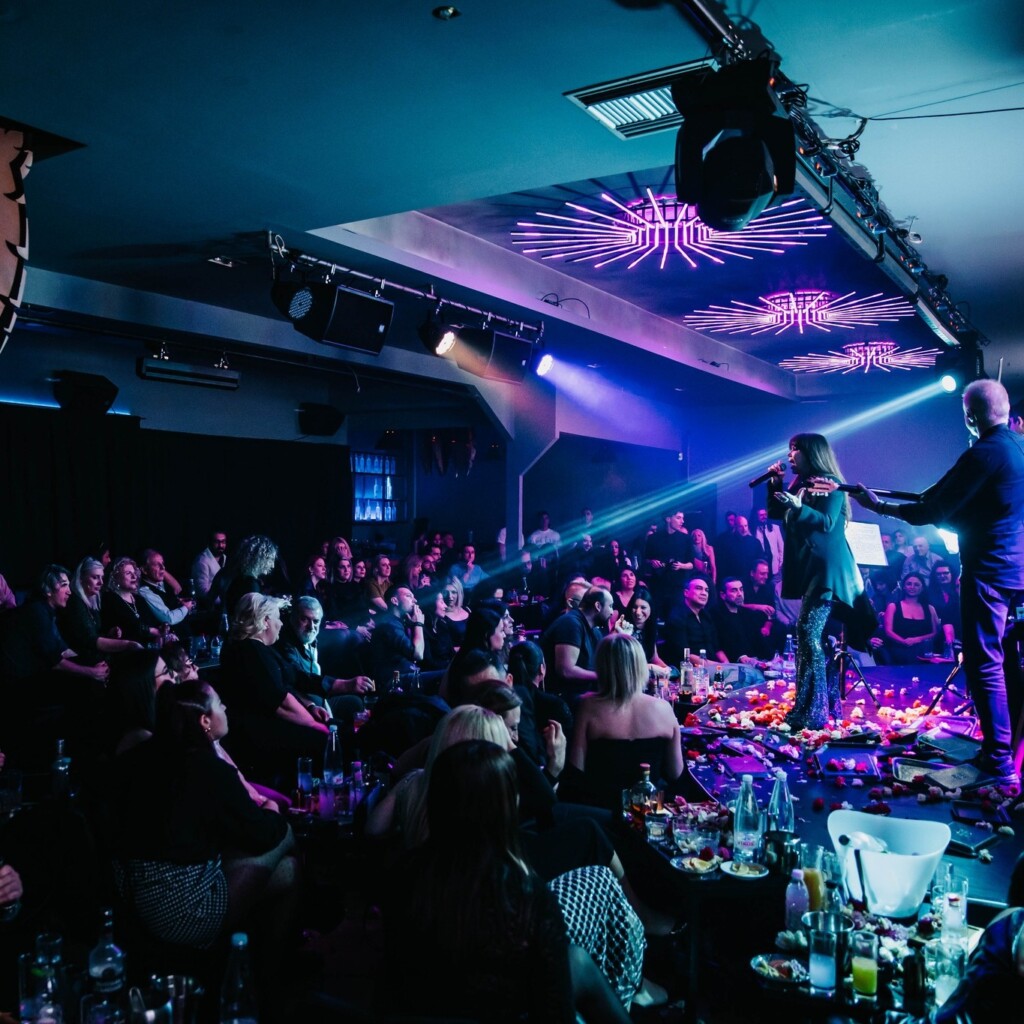 475291397_122134685384531862_7228521868604203763_n-1024x1024 Room Live Stage Θεσσαλονίκη Χρύσπα 